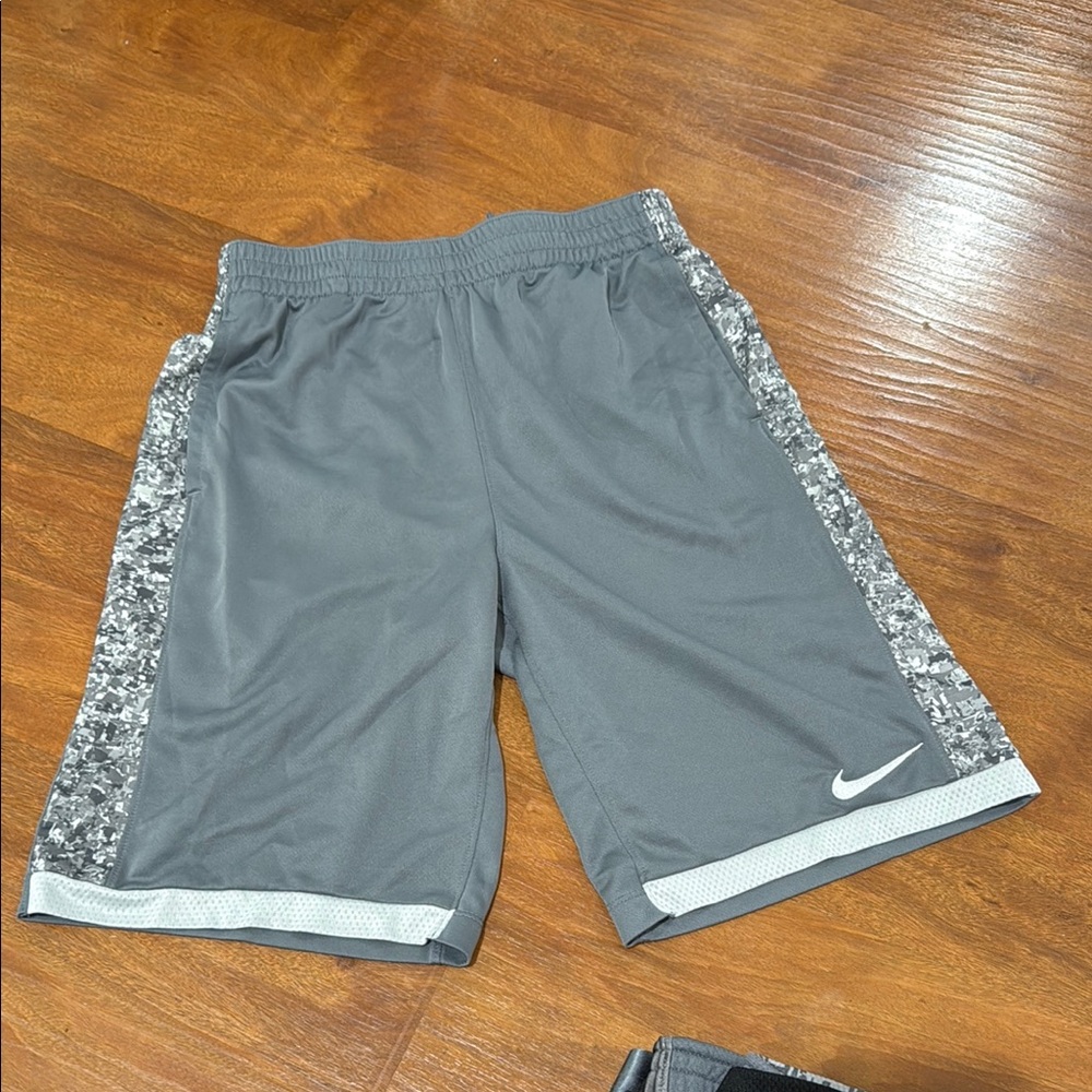 Nike Dri-Fit Kids Gray Shorts with Patterned Sides new without tags Basketball